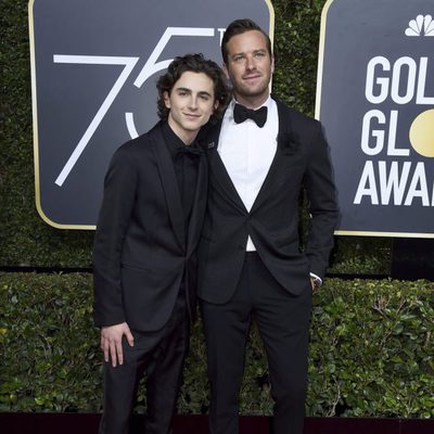 Timothee Chalamet y Armie Hammer en la alfombra roja de los Globos de Oro 2018