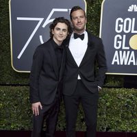 Timothee Chalamet y Armie Hammer en la alfombra roja de los Globos de Oro 2018