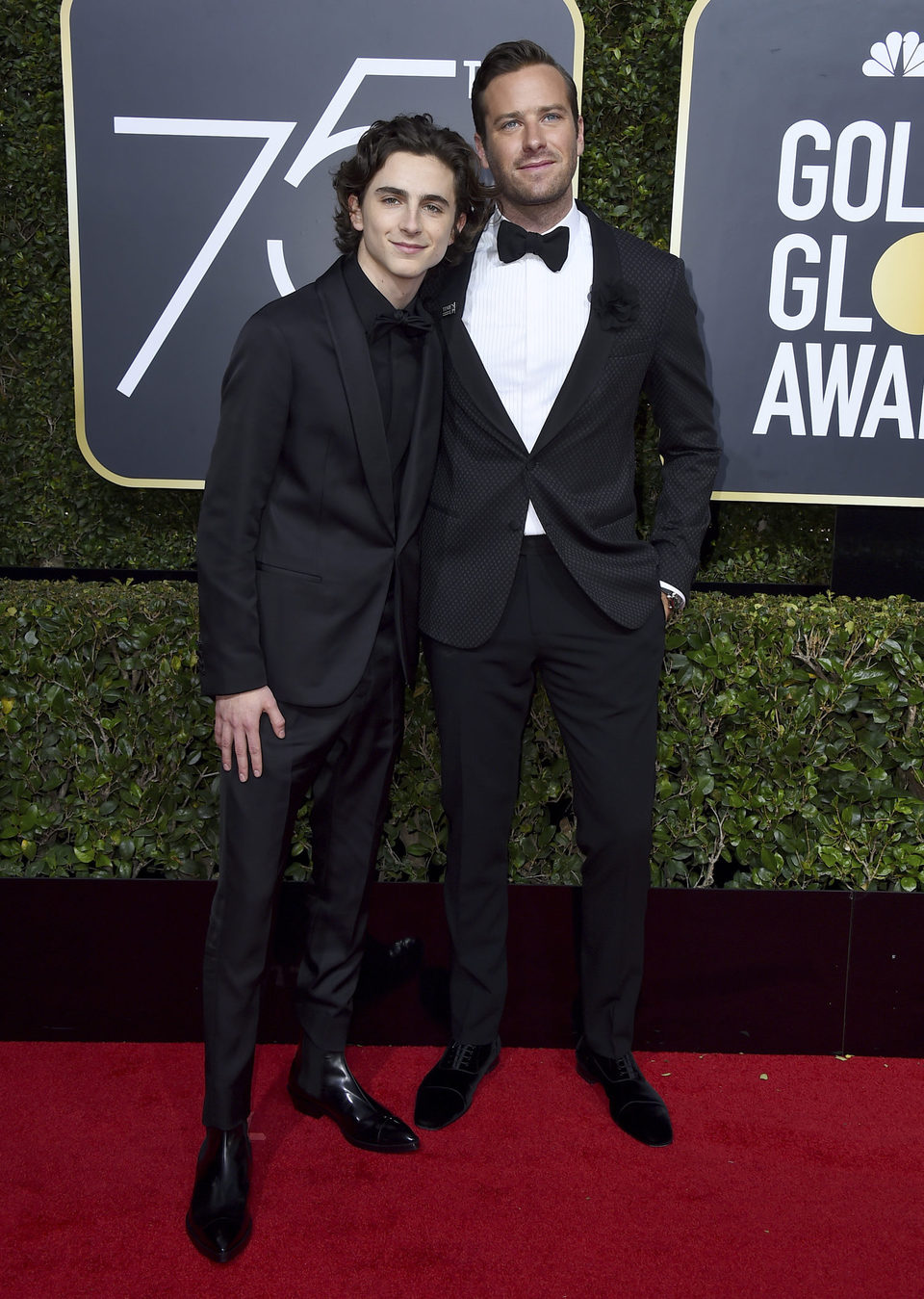 Timothee Chalamet y Armie Hammer en la alfombra roja de los Globos de Oro 2018