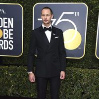 Alexander Skarsgård en la alfombra roja de los Globos de Oro 2018