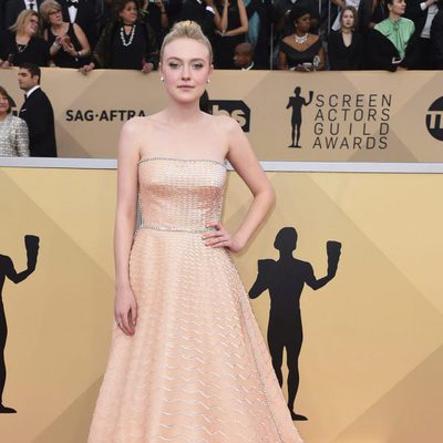 Dakota Fanning se pasea ante las cámaras de la alfombra roja del SAG 2018