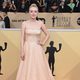 Dakota Fanning se pasea ante las cámaras de la alfombra roja del SAG 2018