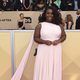 Uzo Aduba sonríe a las cámaras de los SAG 2018