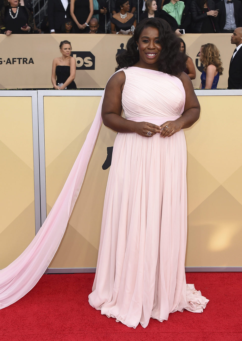 Uzo Aduba sonríe a las cámaras de los SAG 2018