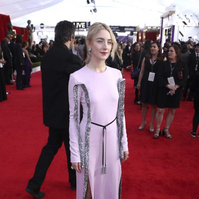 Saoirse Ronan posa en la alfombra roja de los SAG 2018