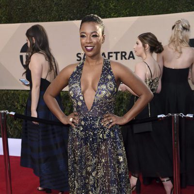 Samira Wiley sonríe en la alfombra roja de los Premios del Sindicato de Actores de 2018