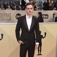 Dacre Montgomery posa para las cámaras en los SAG 2018