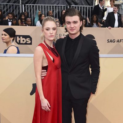 Joe Keery y su pareja Maika Monroe en la alfombra roja de los SAG 2018