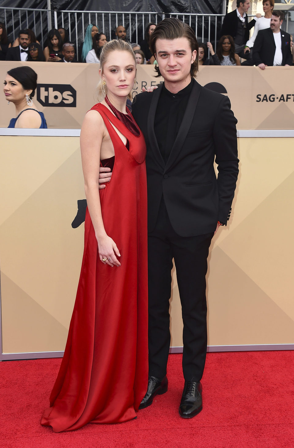 Joe Keery y su pareja Maika Monroe en la alfombra roja de los SAG 2018