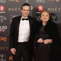 Gustavo Salmeron y Julita posan en la alfombra roja de los Goya 2018