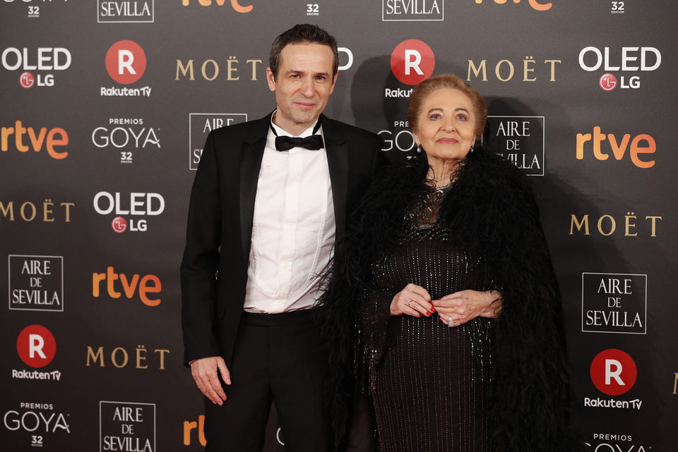 Gustavo Salmeron y Julita posan en la alfombra roja de los Goya 2018