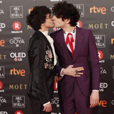 Los Javis besándose en la alfombra roja de los Premios Goya 2018