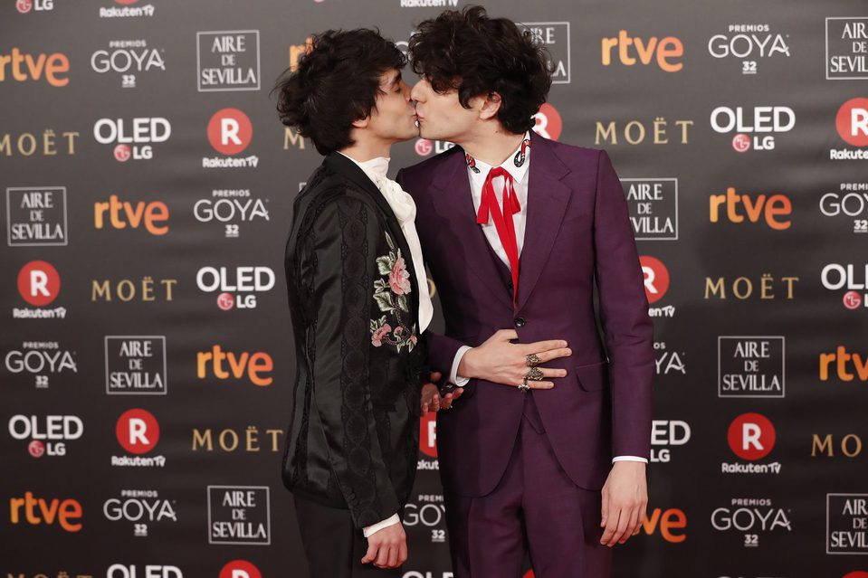 Los Javis besándose en la alfombra roja de los Premios Goya 2018