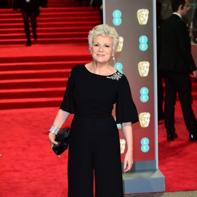 Julie Walters en la alfombra roja de los BAFTA 2018