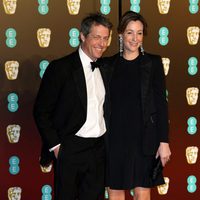 Hugh Grant y Anna Eberstein en la alfombra roja de los BAFTA 2018