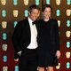 Hugh Grant y Anna Eberstein en la alfombra roja de los BAFTA 2018