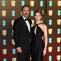 Denis Villeneuve y Tanya Lapointe en la alfombra roja de los BAFTA 2018