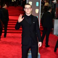 Will Poulter en la alfombra roja de los BAFTA 2018