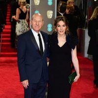 Patrick Stewart y Sunny Ozell en la alfombra roja de los BAFTA 2018