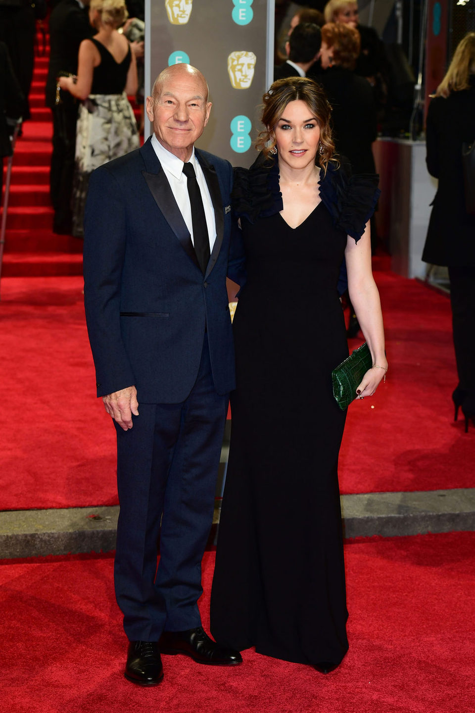 Patrick Stewart y Sunny Ozell en la alfombra roja de los BAFTA 2018