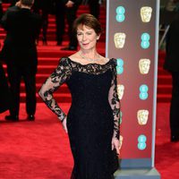 Celia Imrie en la alfombra roja de los BAFTA 2018