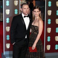 Jamie Bell y Kate Mara en la alfombra roja de los BAFTA 2018