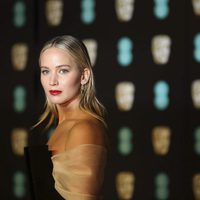 Jennifer Lawrence deslumbrante en los BAFTA 2018