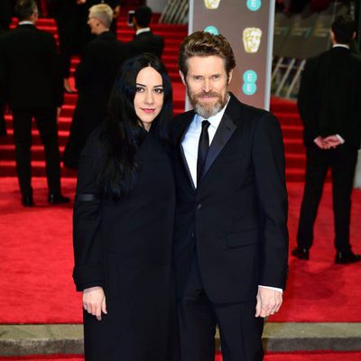 Willem Defoe y Giada Colagrande en la alfombra roja de los BAFTA 2018