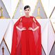 Sofia Carson posa en la alfombra roja de los Oscar 2018