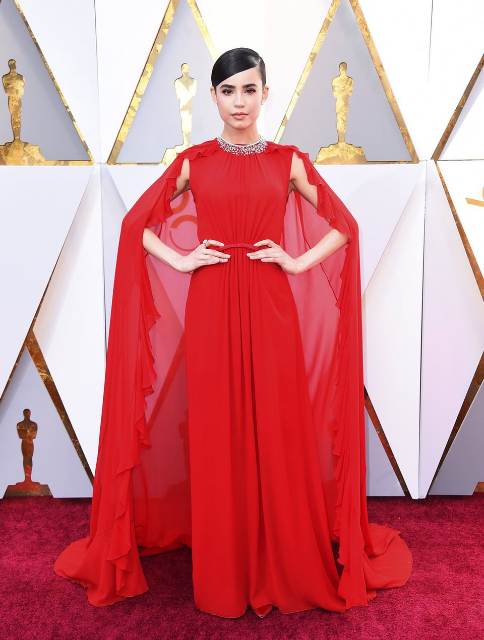 Sofia Carson posa en la alfombra roja de los Oscar 2018