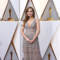 Zoey Deutch posa en la alfombra roja de los Oscar 2018