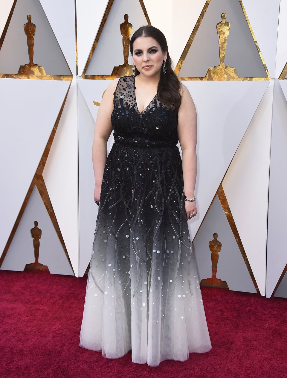 Beanie Feldstein posa en la alfombra roja de los Oscar 2018