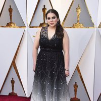 Beanie Feldstein posa en la alfombra roja de los Oscar 2018