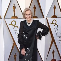 Eva Marie Saint posando para los fotógrafos en la alfombra roja de los Oscar