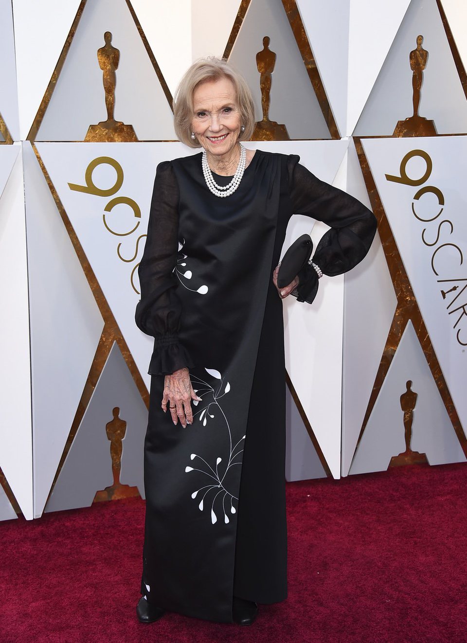 Eva Marie Saint posando para los fotógrafos en la alfombra roja de los Oscar