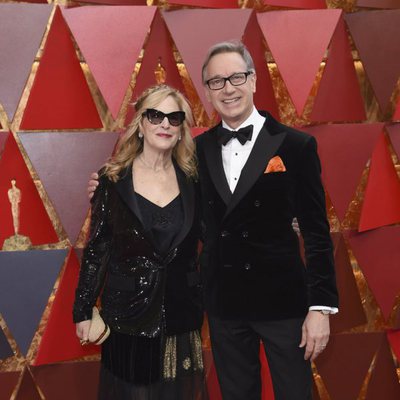 Paul Feig y su mujer en la alfombra roja de los Oscar 2018