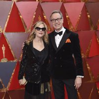 Paul Feig y su mujer en la alfombra roja de los Oscar 2018