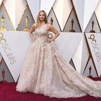 Mira Sorvino en la alfombra roja de los Oscar 2018