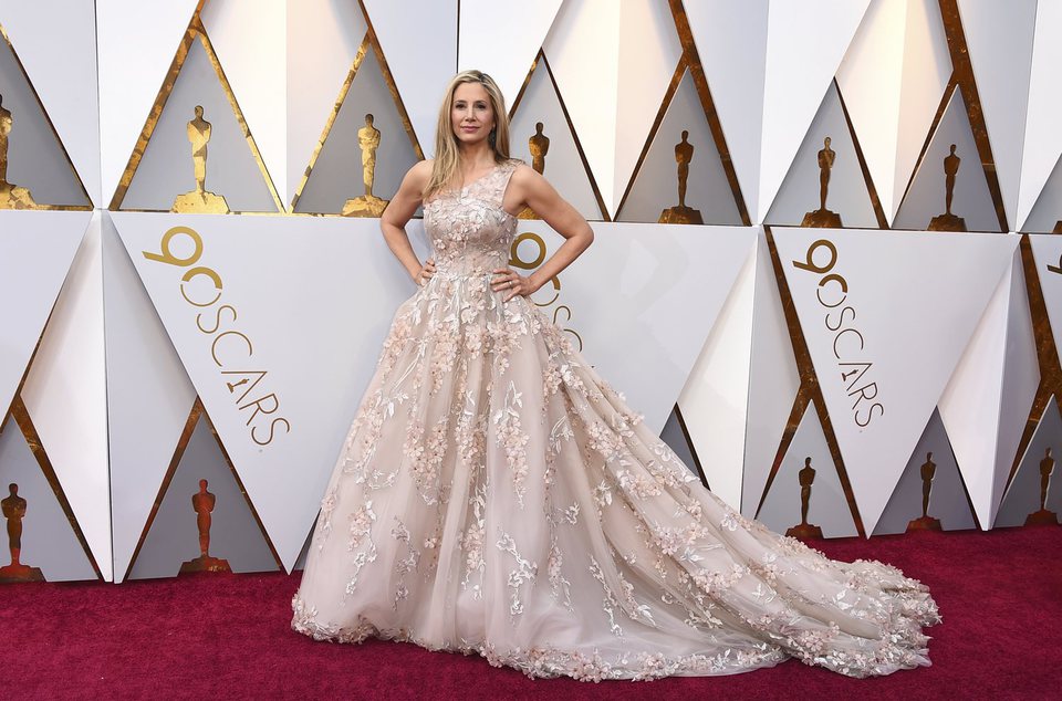 Mira Sorvino en la alfombra roja de los Oscar 2018