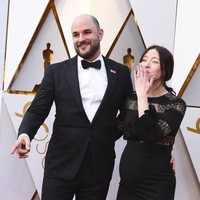 Jordan Horowitz y Julia Hart en la alfombra roja de los Oscar 2018