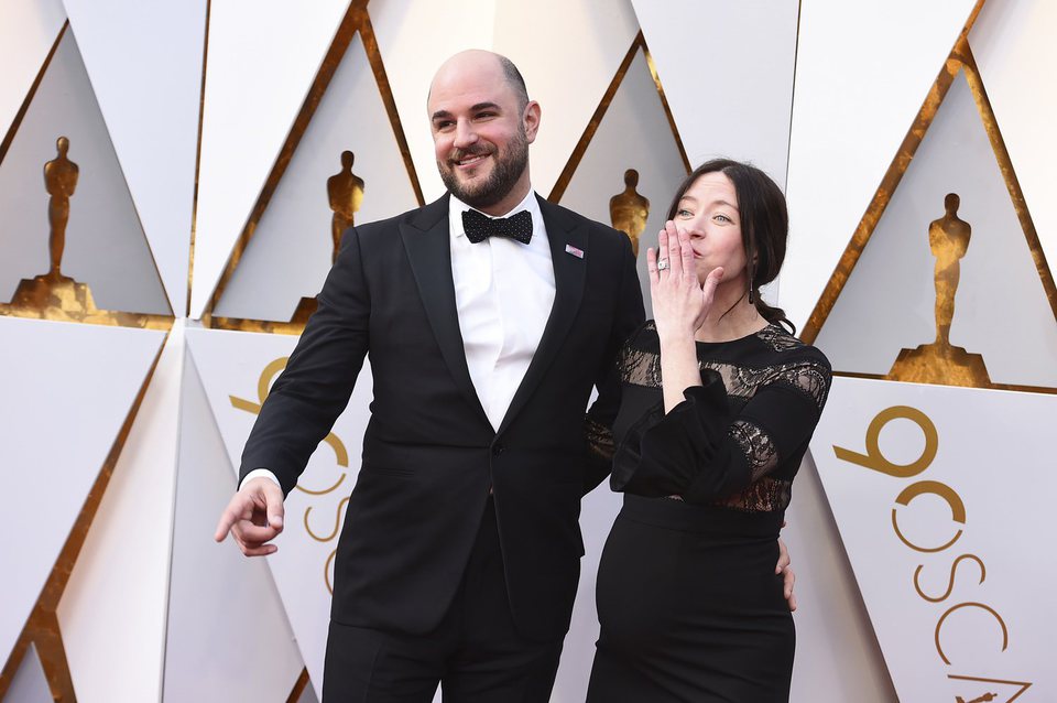 Jordan Horowitz y Julia Hart en la alfombra roja de los Oscar 2018