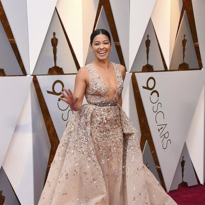 Gina Rodriguez en la alfombra roja de los Oscar