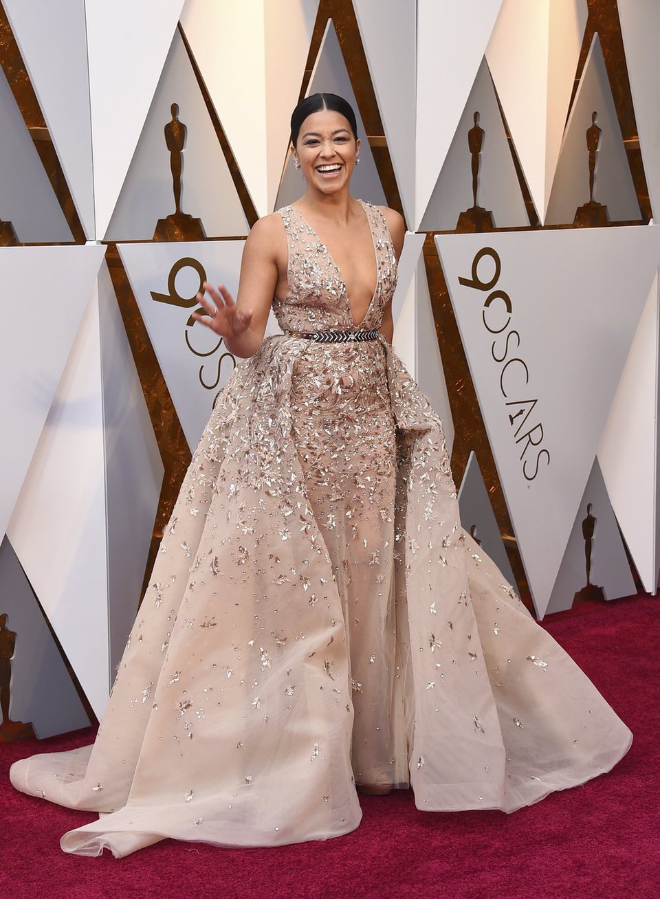 Gina Rodriguez en la alfombra roja de los Oscar