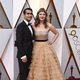 Kumail Nanjiani y Emily V. Gordon en la alfombra de los Oscar 2018