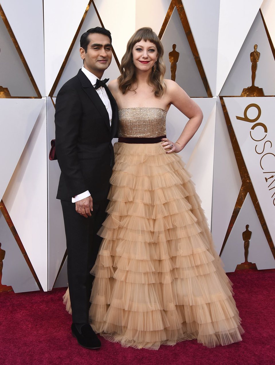 Kumail Nanjiani y Emily V. Gordon en la alfombra de los Oscar 2018