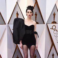 St. Vincent en la alfombra roja de los Oscars 2018