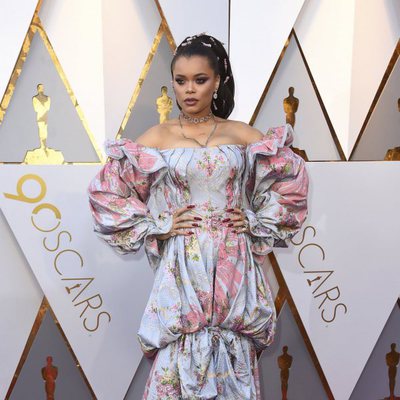 Andra Day en la alfombra roja de los Oscar 2018