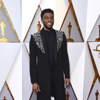 Chadwick Boseman en la alfombra roja de los Oscar