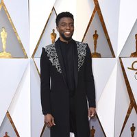 Chadwick Boseman en la alfombra roja de los Oscar