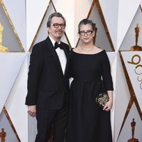 Gary Oldman y su mujer en la alfombra roja de los Oscar